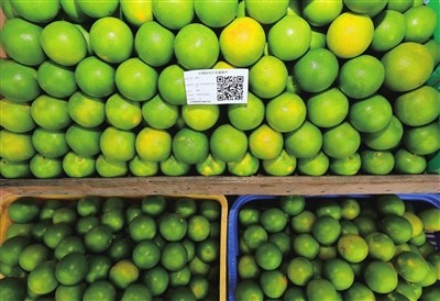 上市的瓊中綠橙都有二維碼標(biāo)識。 本報記者 陳元才 通訊員 朱德權(quán) 秦海靈 攝