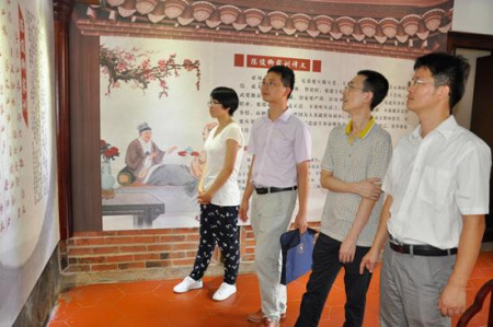 莆田市黨員干部正在莆陽家規(guī)家訓館展廳觀看家訓文字