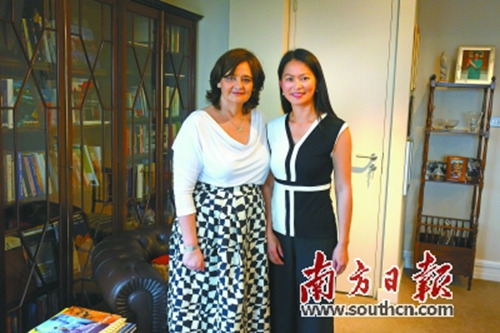 何越(右)與英國前首相布萊爾的夫人 何越(右)與英國前首相布萊爾的夫人