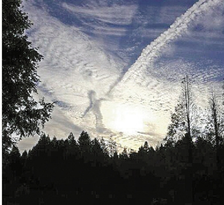 當天，仇女士用手機拍下的云。