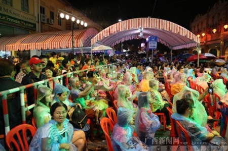 觀眾冒雨觀看演出。