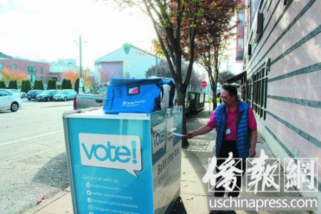 西雅圖潘先生把選票投入票箱。（美國《僑報》/大西 攝）