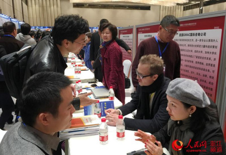 企業(yè)與人才現(xiàn)場(chǎng)對(duì)接交流。