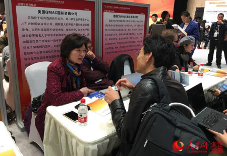 企業(yè)與人才現(xiàn)場(chǎng)對(duì)接交流。