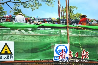 　施工人員正在同文學(xué)堂修補嵌瓷。