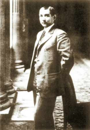 孫中山流亡日本照。他在異國剪發(fā)改裝，易名中山樵?！爸猩健币幻纱硕鴣?。 