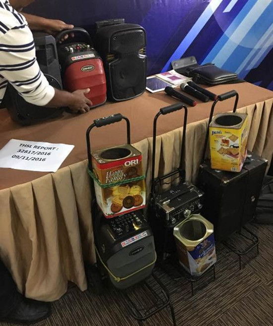 (警方展示乞討工具)