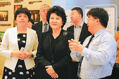 圖為徐德清(右一)向中國國務(wù)院僑辦主任裘援平(中)介紹微總部情況。 <a target='_blank' >中新社</a>記者 張 茵攝