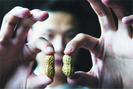 一顆真花生、一顆木雕花生，難以辨別。林建軍帶徒弟與別人不同，讓學(xué)員盡快掌握一項(xiàng)能自我立足的技巧，然后激發(fā)他們繼續(xù)鉆研的信心。這位學(xué)員從雕花生入手，第一個(gè)成品送給媽媽做手機(jī)掛件，接下來的作品讓師兄幫著在網(wǎng)店上出售，換得生活所需。學(xué)藝能立身，這讓很多家境不是很好的學(xué)員看到了希望。