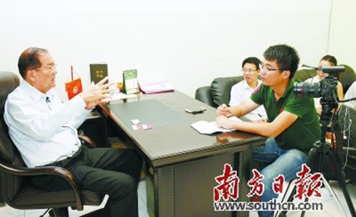 梁世楨接受采訪講述印尼八華學(xué)校的往事。