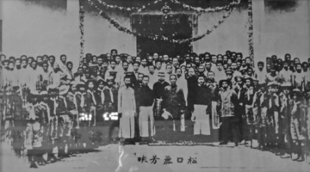 1918年5月28日，孫中山在梅縣松口公學(xué)與歡迎者合影。當(dāng)天，孫中山對(duì)在場(chǎng)四百多師生發(fā)表演講，這是孫中山等革命黨人號(hào)召民眾繼續(xù)革命，反對(duì)假共和、打倒軍閥的誓師大會(huì)，影響深遠(yuǎn)。