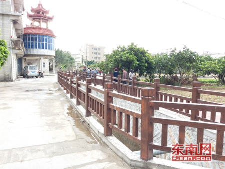 干凈整潔的村道上，加之景觀設(shè)施的襯托，村容村貌大幅提升。