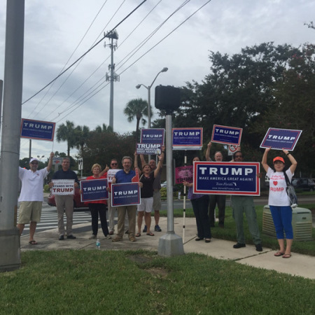 Grace 和其他朋友一起為特朗普舉牌站街