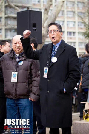 吳一平（右）同時(shí)是挺梁運(yùn)動(dòng)的號(hào)召者之一