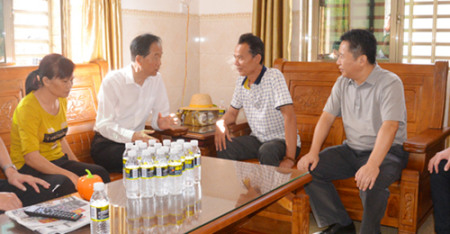 中華見義勇為基金會理事長賈春旺率隊到文昌市開展慰問活動