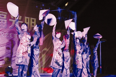 邊唱邊跳是越南民謠的特色。