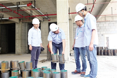 白仕琦指導(dǎo)徒弟們工作