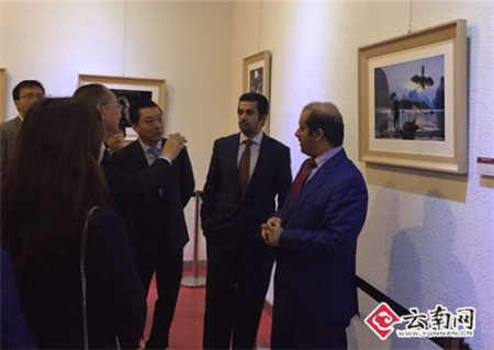 嘉賓參觀討論攝影展作品 嘉賓參觀討論攝影展作品