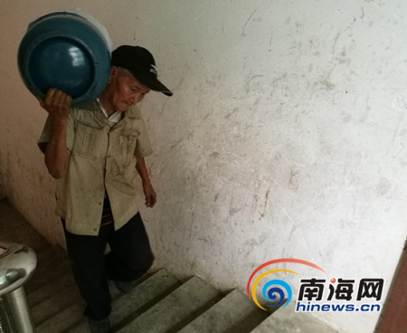 蔡松庭老人送煤氣上樓。南海網(wǎng)記者高鵬攝