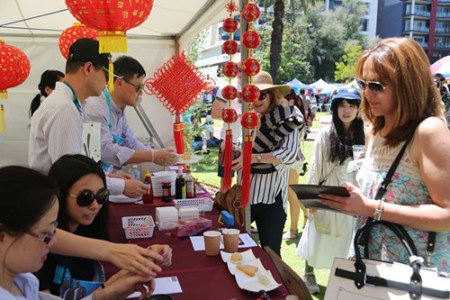 西澳民眾選購中國美食