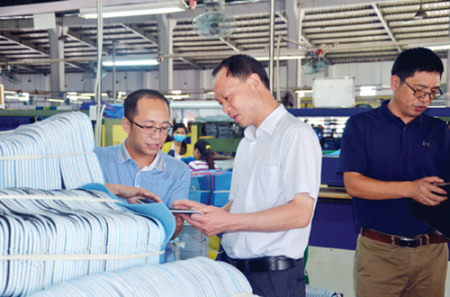 在印尼棉蘭參觀華人企業(yè)家創(chuàng)辦的農(nóng)場(chǎng)