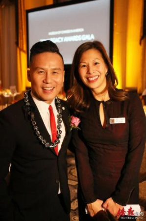 博物館館長姚南薰（右）和獲獎嘉賓黃榮亮。（美國《僑報》記者/管黎明 攝）