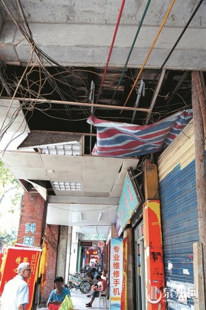 騎樓天花板掉落，電線(xiàn)雜亂外露。