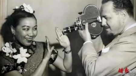 年輕時的李靈愛與影片拍攝人史考特。(美國《僑報》/管黎明 攝）