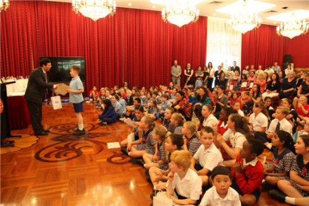 中國(guó)駐澳使館公使銜文化參贊楊治為獲獎(jiǎng)學(xué)生頒獎(jiǎng)