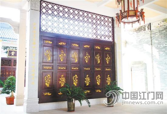 正廳進門處是一列屏風(fēng)。木質(zhì)地，金黃色雕花，豪華而氣派。