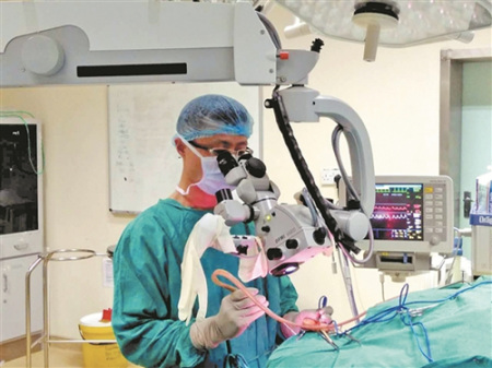 在當(dāng)?shù)蒯t(yī)院設(shè)備老舊、緊缺的情況下，李謀儀先后完成了多項(xiàng)高難度手術(shù)。