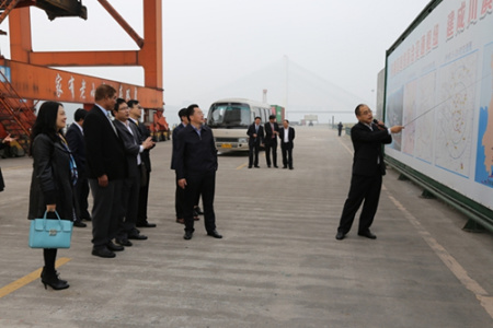 瀘州市市長劉強、四川省外事僑務(wù)辦副主任張濤及美方嘉賓一行考察瀘州港