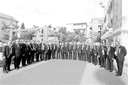 菲華商聯(lián)總會慶賀團