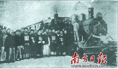 在1909年11月的《遠(yuǎn)東經(jīng)濟(jì)評(píng)論》，記錄了1906年潮汕鐵路通車運(yùn)營(yíng)，這也是所能見(jiàn)到最早的潮汕鐵路圖片。丁銓 供圖