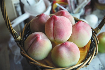 西城區(qū)劉秀華的家中，劉秀華制作的蠟果水蜜桃。(李飛 攝)