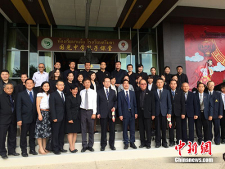 圖為譚天星與國光中學華文教師和董事會成員合影。夏春平 攝