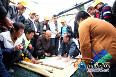 傳習班學員聽青葛老船長講述南海故事。 特約記者黃茲志攝