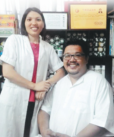 田華遠嫁到大馬，排除困難，如今協(xié)助紀立信打理傳統(tǒng)理療中心。（馬來西亞《詩華日報》）