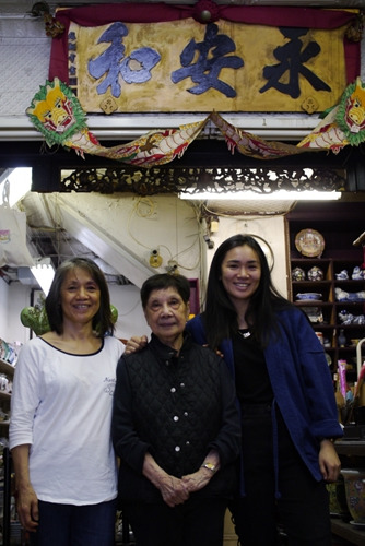 百年老店永安和三代女掌柜。左起：雷錫娟、伍惠愛、林美虹。(美國《世界周刊》/呂賢修 攝)