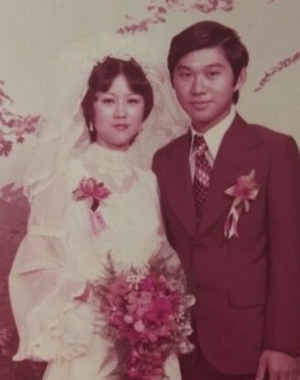 李鳳英只保留一張兒子陳少進與媳婦的結(jié)婚照片，可是已忘記自己是如何取得這張相片。（馬來西亞《星洲日報》）