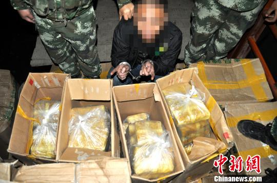 公安邊防官兵貨車內(nèi)查獲毒品 鐘欣 攝 公安邊防官兵貨車內(nèi)查獲毒品 鐘欣 攝