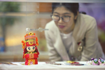  “默默噠”公仔深受年輕人喜愛，銷售火爆。