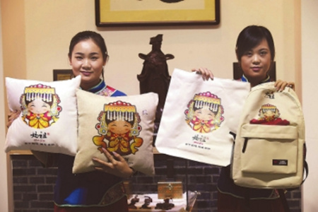  抱枕、布袋、背包等實用性媽祖文創(chuàng)產品越來越多。