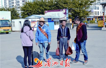 圖為市公交東站的志愿者為南來北往的乘客提供咨詢等服務。