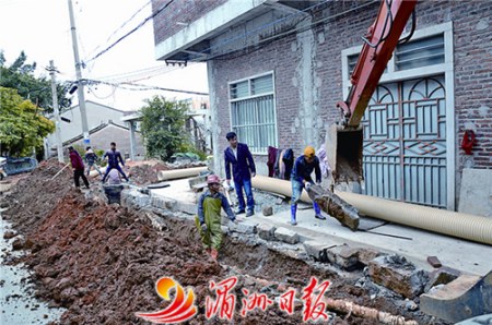 寨下村正在建設(shè)污水收集管網(wǎng)。