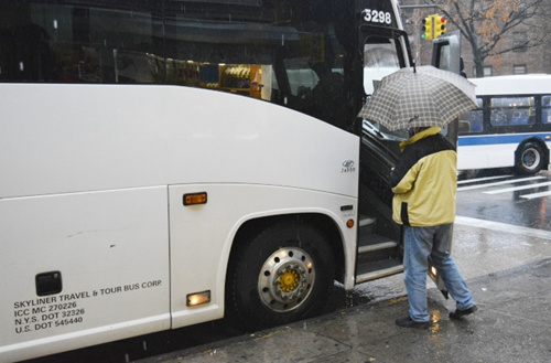 不少華裔耆老坐賭巴，賣泥碼賺生活費(fèi)。(美國《世界日報》/俞姝含 攝)