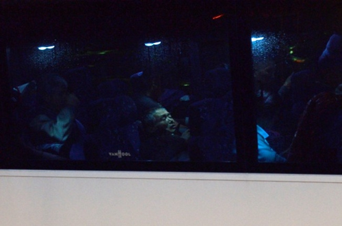 大批華裔耆老深夜搭乘發(fā)財車前往賭場。(美國《世界日報》/朱澤人 攝)