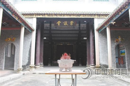 古祠內(nèi)部很寬敞，中座掛有“崇讓堂”的牌匾。