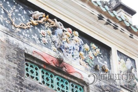 雕刻的花卉、壁畫雖因年代久遠(yuǎn)而顯得有些陳舊，但正因?yàn)檫@些歲月痕跡，更顯韻味。