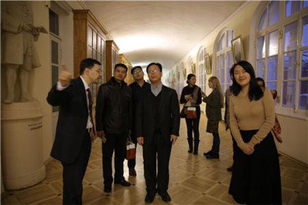 中國“一帶一路”媒體采訪團在圣彼得堡國立大學參觀。(圖片來源：央視網(wǎng) 張土昌)
